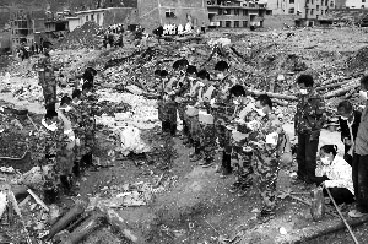 今日舉國哀悼舟曲遇難者 舟曲蘭州舉行哀悼儀式